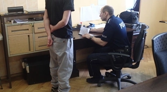 Młodzi mężczyźni podejrzani o handel narkotykami