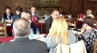 Strategia oderwana od społeczeństwa czy strategia skonsultowana ze społeczeństwem?