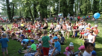 Piknik rodzinny, słońce i PRL