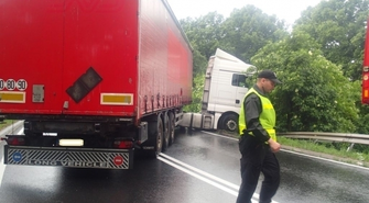 Wjechał na wiadukcie w barierki