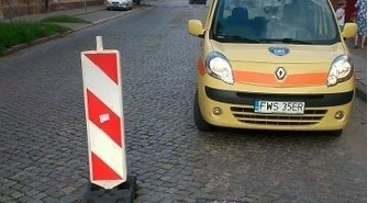 Słupki zabezpieczają niebezpieczne miejsca na drodze