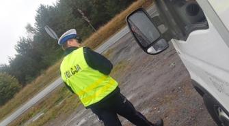 Uszkodzony tył radiowozu policyjnego. Policja apeluje o zmianę stylu jazdy w okresie jesienno-zimowym