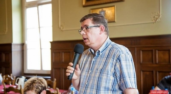 Zaciśnięte pięści, zagryzione wargi