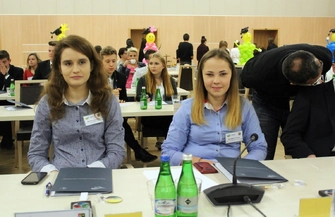 Uczennice I ZS wcieliły się w role dziennikarek oraz radnych