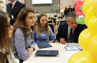 Uczennice I ZS wcieliły się w role dziennikarek oraz radnych