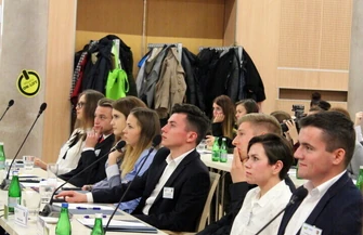 Uczennice I ZS wcieliły się w role dziennikarek oraz radnych