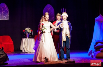 Rodzice wystawili Księżniczkę na ziarnku grochu