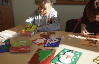 Wykonali kartki dla dzieci chorych na raka