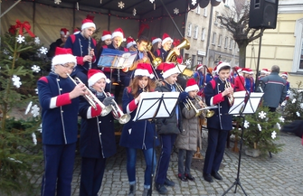 Orkiestra i mażoretki na jarmarku