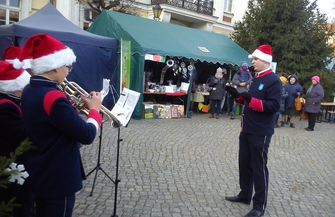 Orkiestra i mażoretki na jarmarku