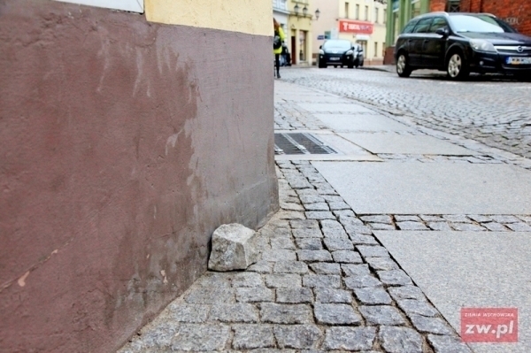 Wypadająca kostka brukowa stanowi zagrożenie