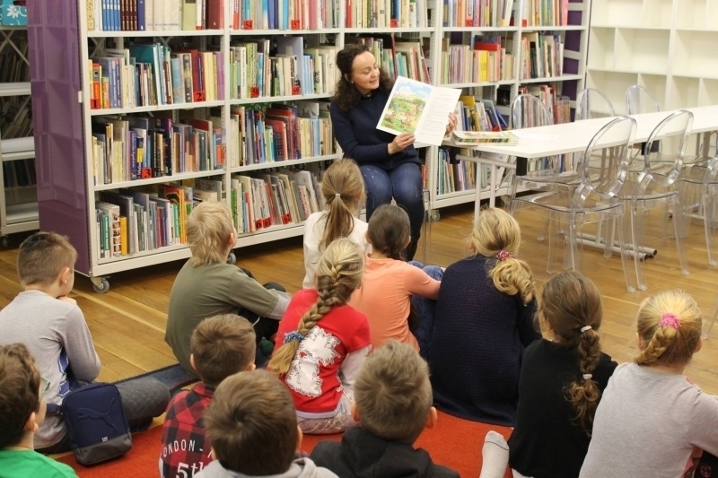 Od trzech dni bawią się bibliotece