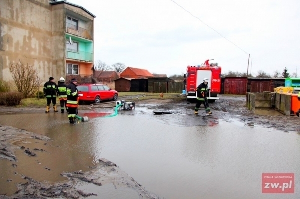 Ulewa i pożar ponad 100 strażaków w akcji