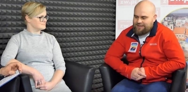 Współpracują organizują i dzielą się zadaniami