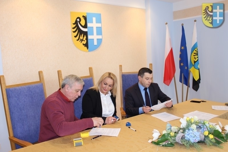 Podpisali umowy z organizacjami pozarządowymi