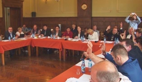 Widać rozrzut pomiędzy słowami i czynami. Burmistrz ponownie bez absolutorium