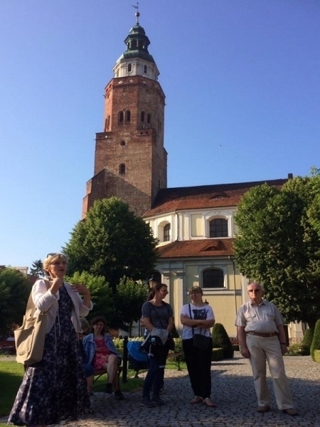 Spacer z historią w tle
