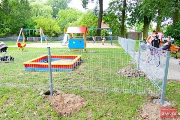 Zamontowali ogrodzenie wokół placu zabaw