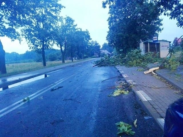 Silna burza ulewny deszcz i zniszczenia