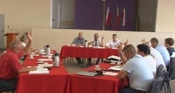 Radni nie zgadzają się na zakup działki w Wyszanowie głos w sprawie zabiera ksiądz proboszcz