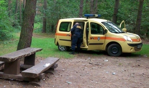 Znaleźli mandat wśród śmieci trafili do sprawcy