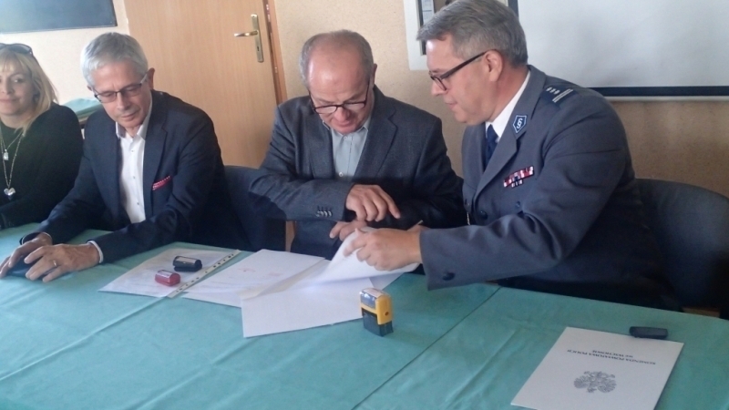 Podpisali porozumienia współpraca policji z klasami mundurowymi