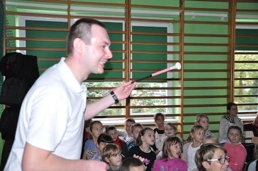Z trąbką i batonem w szkole