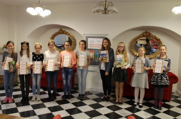 Biblioteka Karolina Kubiak wygrała konkurs recytatorski Z Tomkiem Wilmowskim przez kontynenty