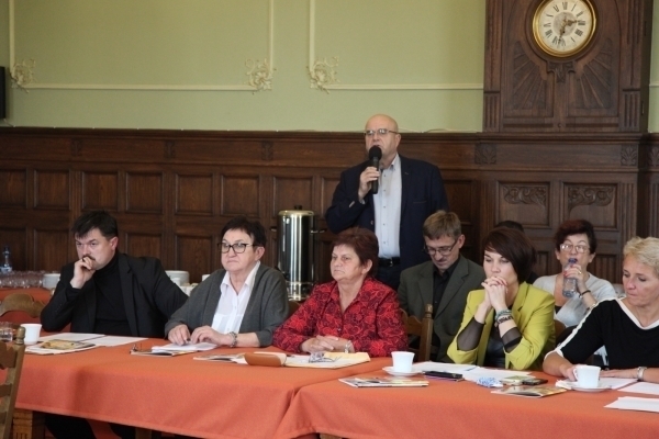 O której godzinie zaczynają lekcje uczniowie SP2. Publiczny spór radnego z dyrektorem
