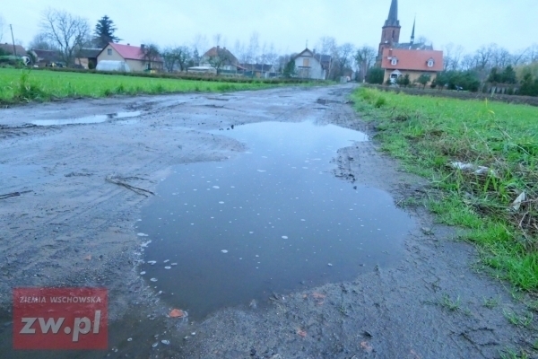 Mieszkańcy Łysin czekają na przedzimowe uzupełnienia ubytków w drodze