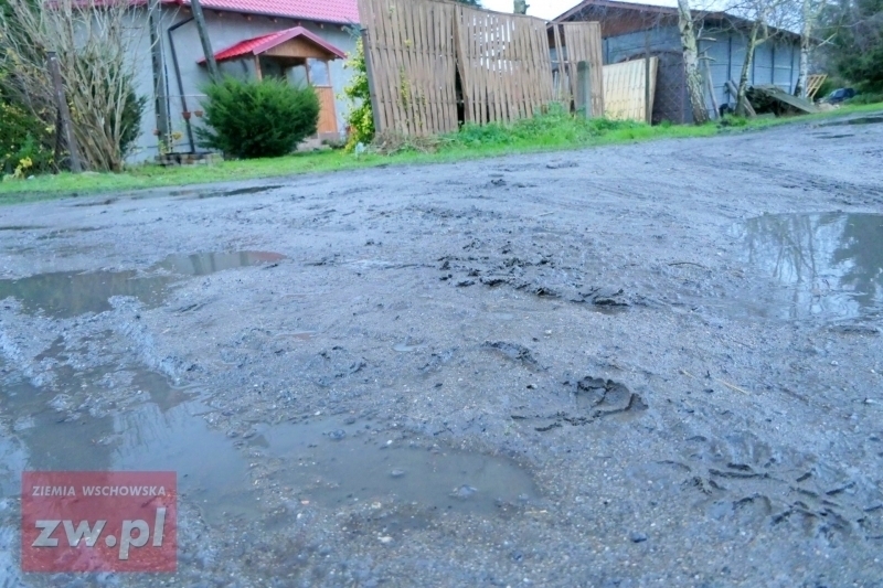 Mieszkańcy Łysin czekają na przedzimowe uzupełnienia ubytków w drodze