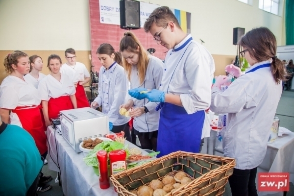 Powiatowe Targi Zawodowe - Spotkanie przedsiębiorców z młodzieżą