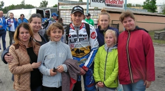 Młodzież z internatu na żużlu.