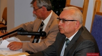 Kto wymyślił, że w naszym kraju nie ma demokracji? Radni powiatowi nie poparli Karty Samorządności