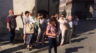 Spacer z historią w tle