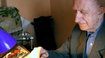 Od 60 lat prowadzi Zakład Zegarmistrzowski w Sławie