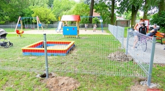 Zamontowali ogrodzenie wokół placu zabaw