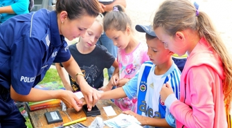 Służby mundurowe i ratownictwa medycznego na plaży miejskiej w Sławie