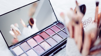 Czy mając atopowe zapalenie skóry, można wykonywać makijaż?