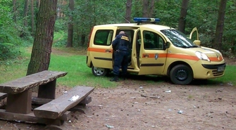 Znaleźli mandat wśród śmieci, trafili do sprawcy