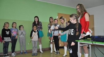 Z trąbką i batonem w szkole