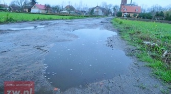 Mieszkańcy Łysin czekają na przedzimowe uzupełnienia ubytków w drodze