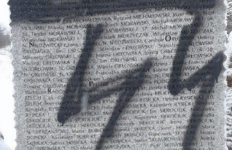 Zniszczony pomnik w Hucie Pieniackiej