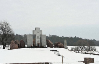 Zniszczony pomnik w Hucie Pieniackiej