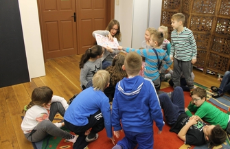 Od trzech dni bawią się bibliotece