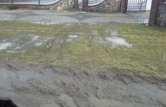 Tylewice Jesienią i zimą droga w opłakanym stanie. Wiosną i latem unoszą się tumany kurzu