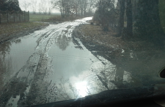 Tylewice Jesienią i zimą droga w opłakanym stanie. Wiosną i latem unoszą się tumany kurzu