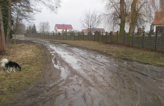 Tylewice Jesienią i zimą droga w opłakanym stanie. Wiosną i latem unoszą się tumany kurzu