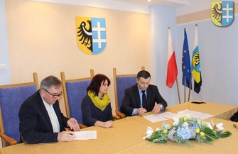 Podpisali umowy z organizacjami pozarządowymi