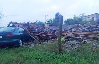 Silna burza ulewny deszcz i zniszczenia